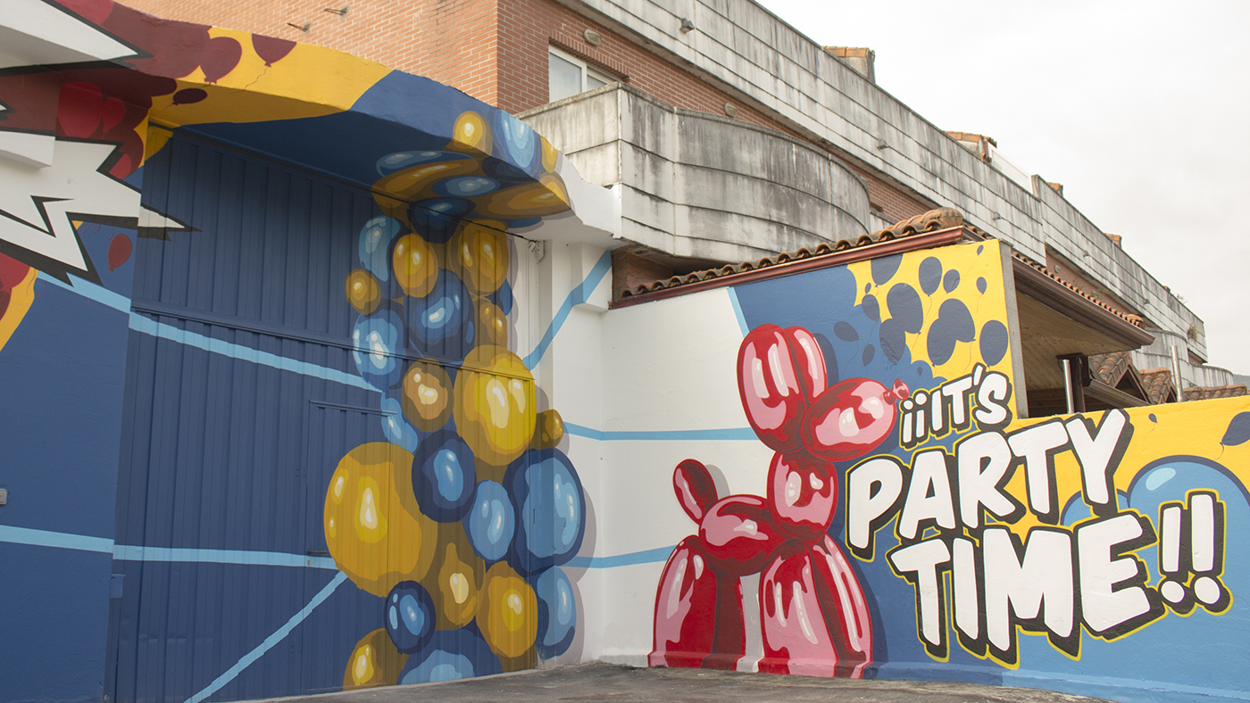 Fachada del comercio El Globo Feroz, decorada con la pintura mural realizada por Ha13estudio