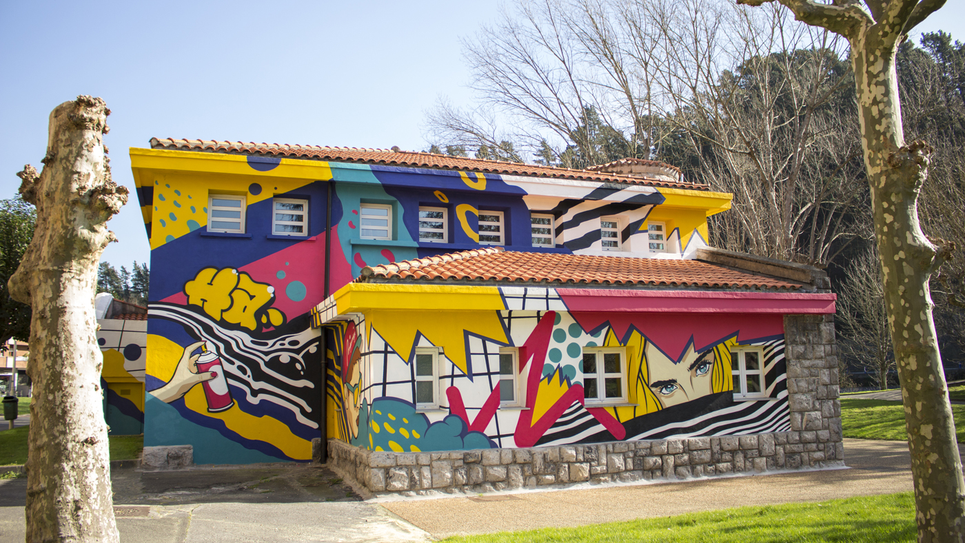 Pintura mural de estilo arte pop en el edificio del gaztegune de Arrigorriaga.