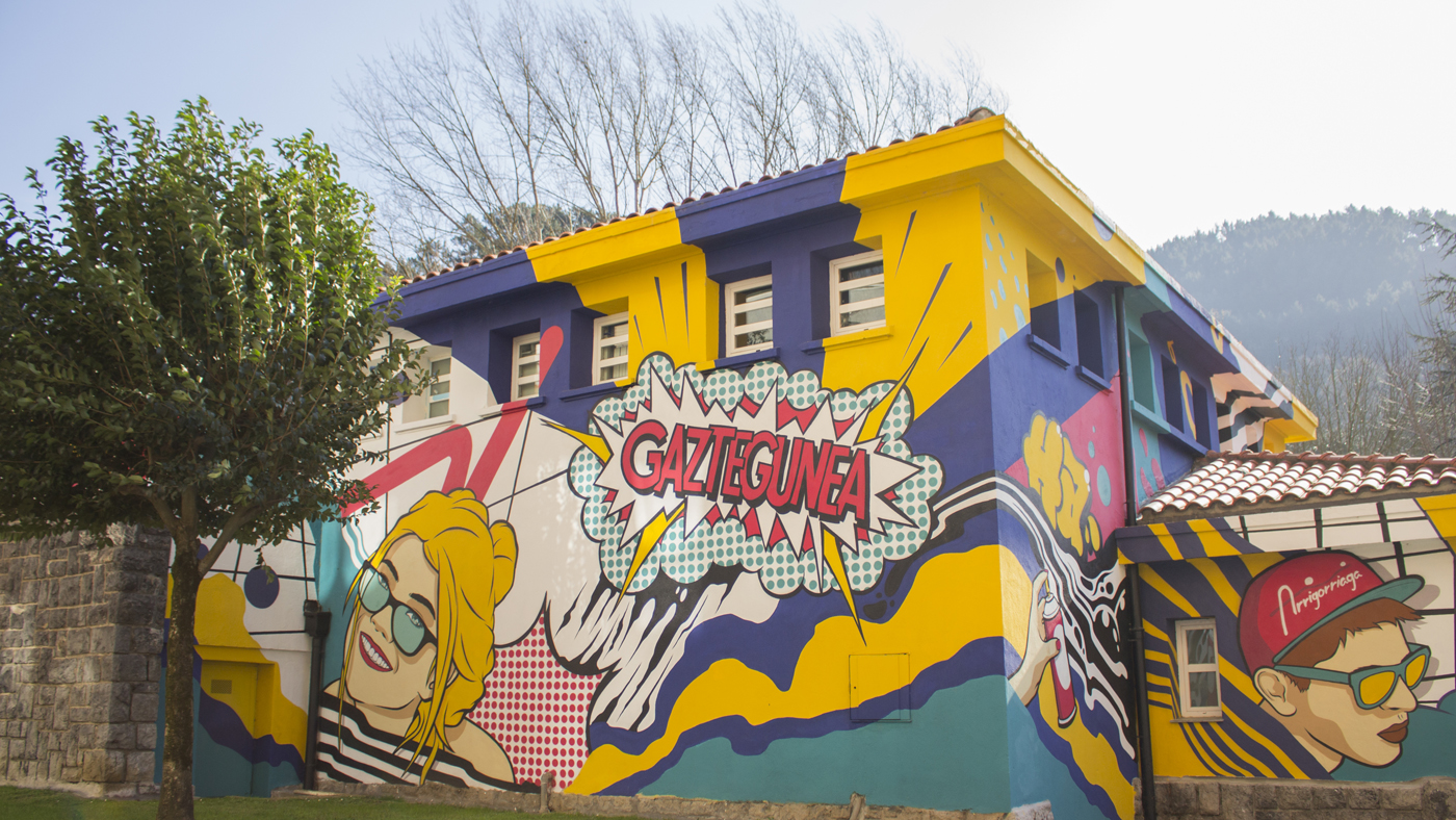 Pintura mural de estilo arte pop en el edificio del gaztegune de Arrigorriaga.