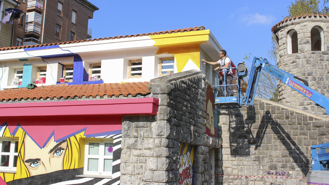 Pintura mural de estilo arte pop en el edificio del gaztegune de Arrigorriaga.