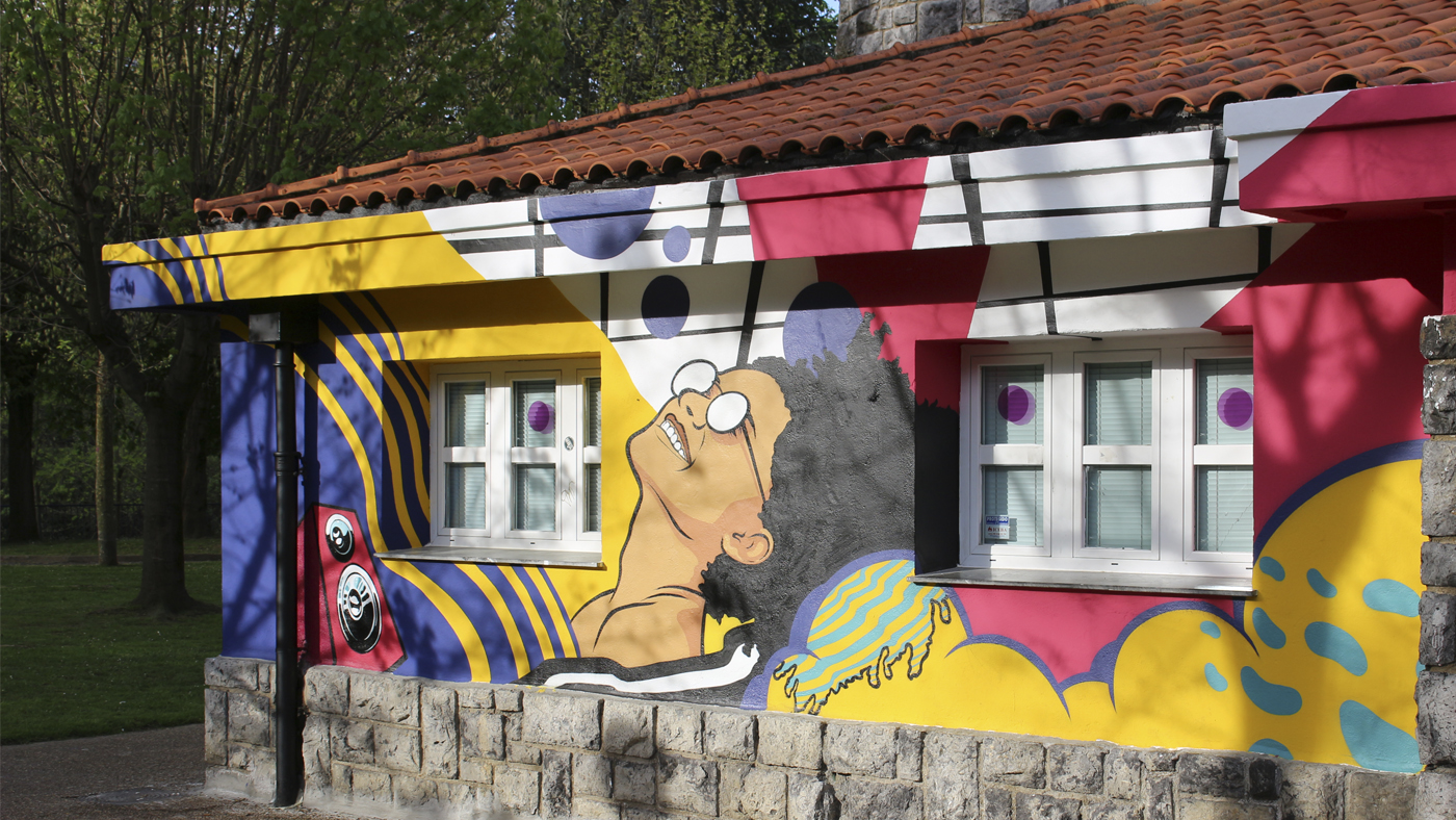 Pintura mural de estilo arte pop en el edificio del gaztegune de Arrigorriaga.