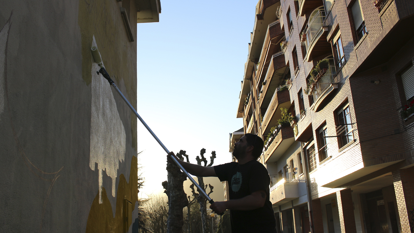 Pintura mural de estilo arte pop en el edificio del gaztegune de Arrigorriaga.