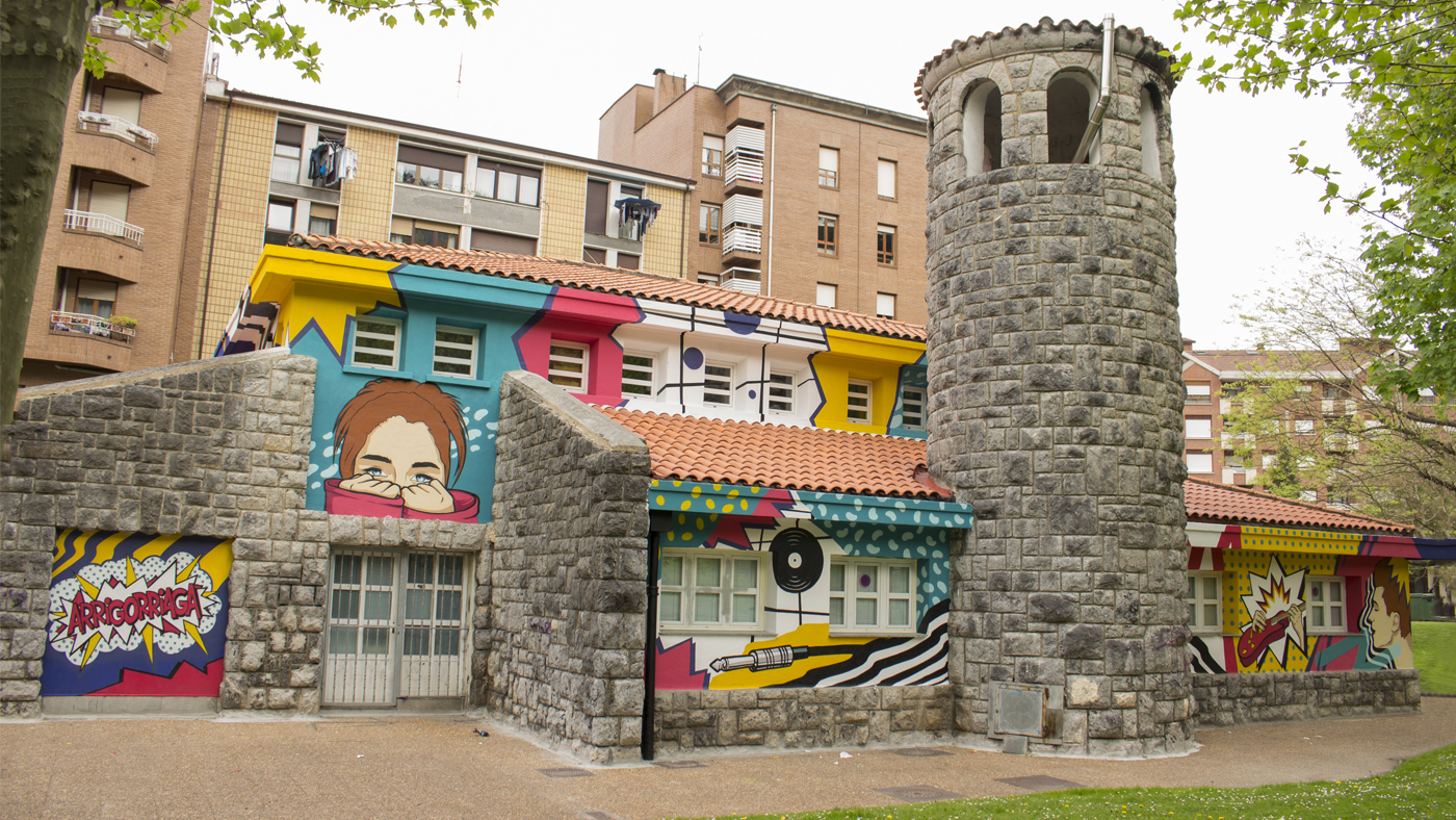 Pintura mural de estilo arte pop en el edificio del gaztegune de Arrigorriaga.