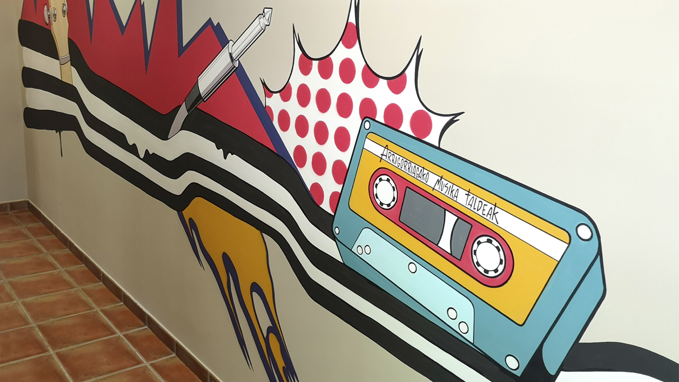 Pintura mural de estilo arte pop en el edificio del gaztegune de Arrigorriaga.