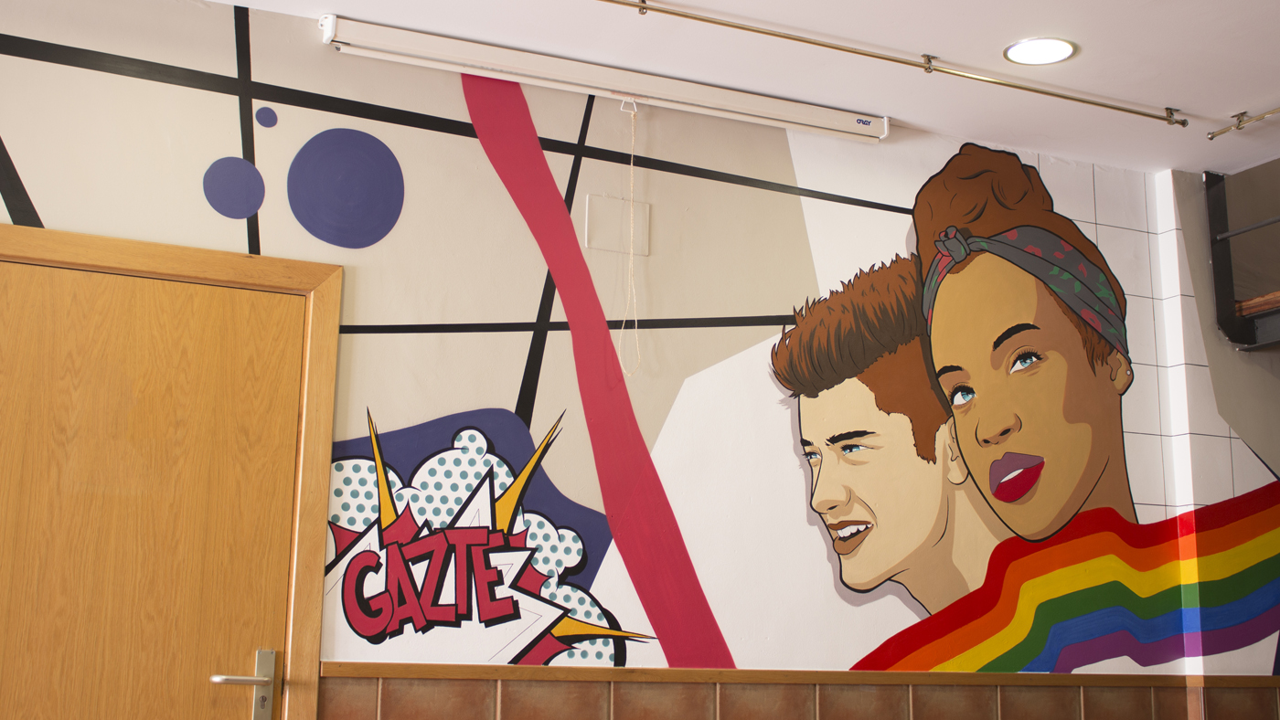 Pintura mural de estilo arte pop en el edificio del gaztegune de Arrigorriaga.