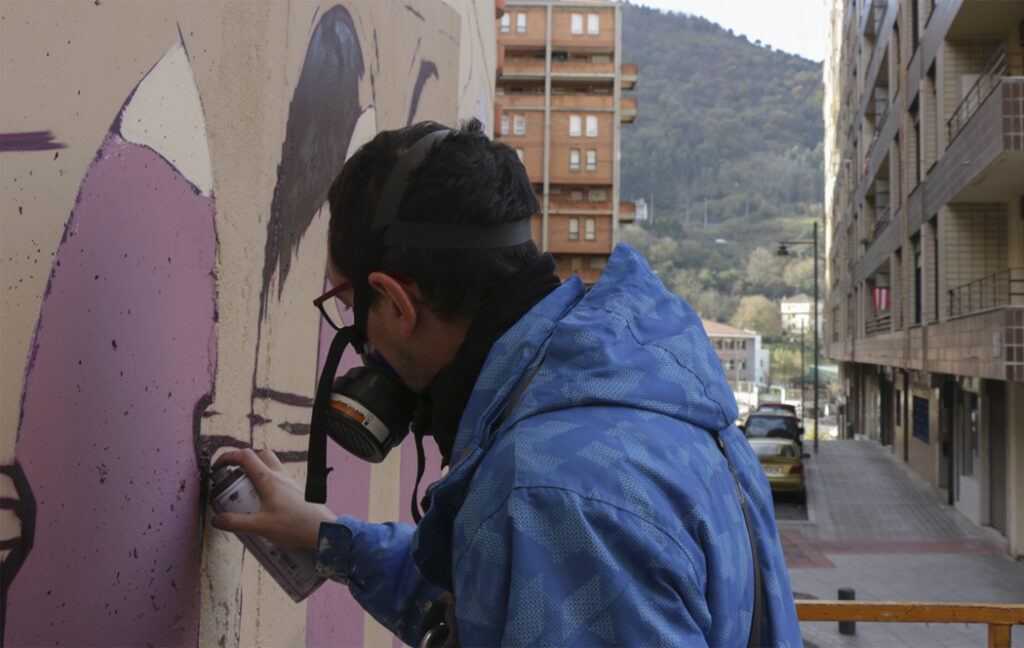 Iñigo Modrego de Ha13estudio, durante la realización del mural.