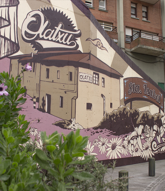 Mural de Abusu en el que aparecen pintado unas antiguas casas, y unas letras con el nombre de Olatxu y Sta Isabel.