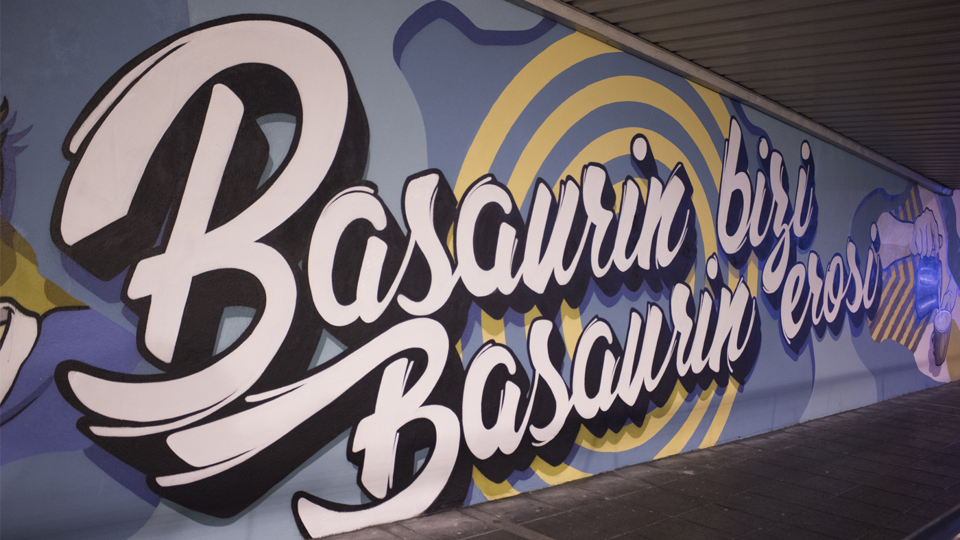 Mural en el que se puede leer: Basaurin bizi, basaurin erosi