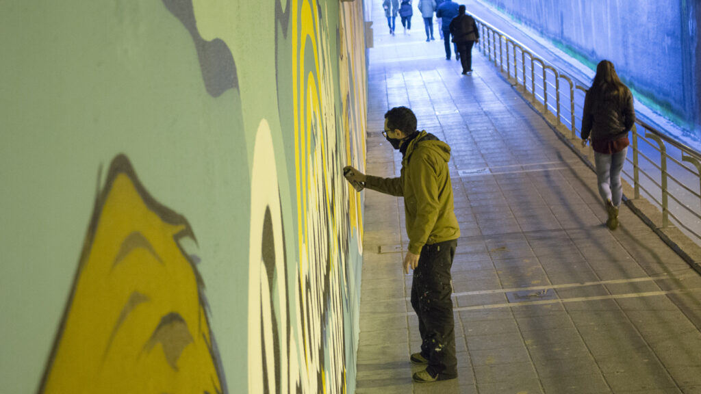 Iñigo Modrego de Ha13estudio, durante la realización del mural.