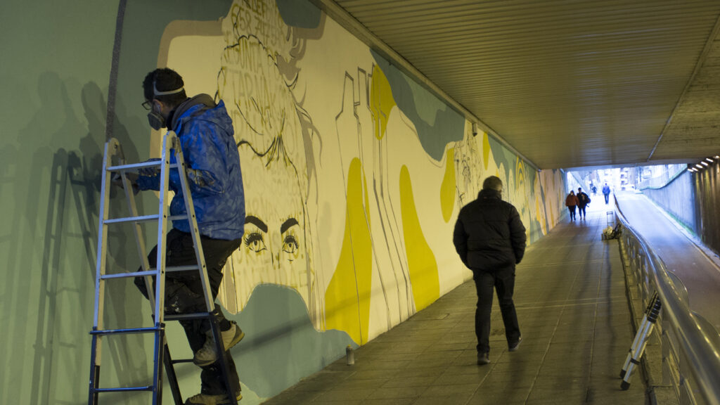 Iñigo Modrego de Ha13estudio, durante la realización del mural.