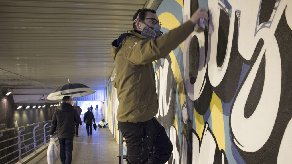 Iñigo Modrego de Ha13estudio, durante la realización del mural.