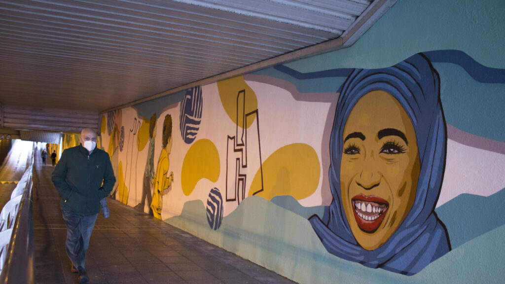 Mural en el que se ve el retrato de una mujer