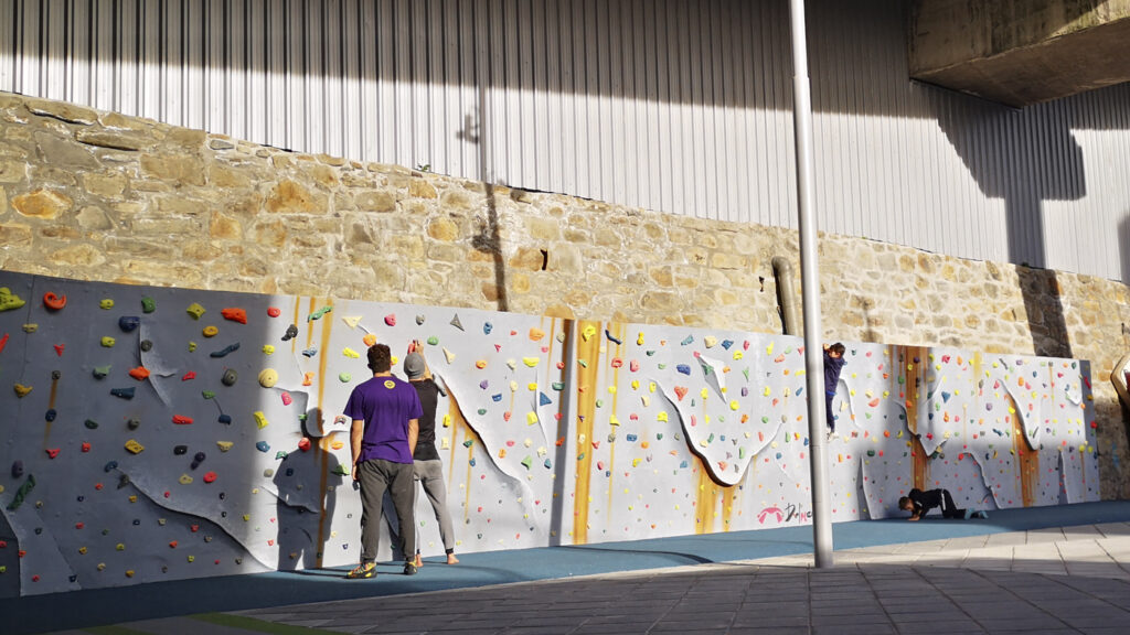 Personas escalando en el boulder del barrio de Uribarri