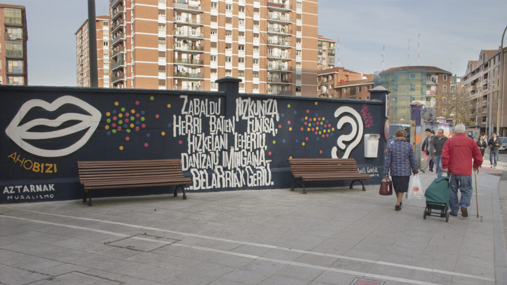 Mural realizado en la calle Nafarroa de Basauri con motivo del Euskaraldia, en el mural aparecen personas hablando en euskera.