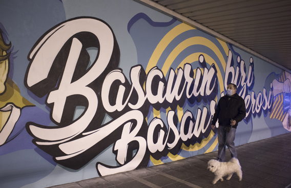 Mural en el que se puede leer: Basaurin bizi, basaurin erosi