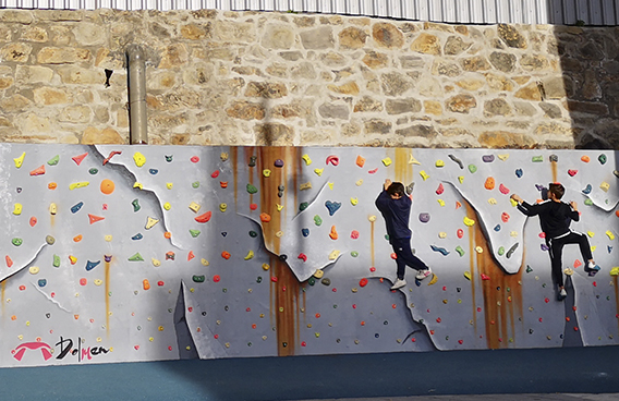 Personas escalando en el boulder del barrio de Uribarri