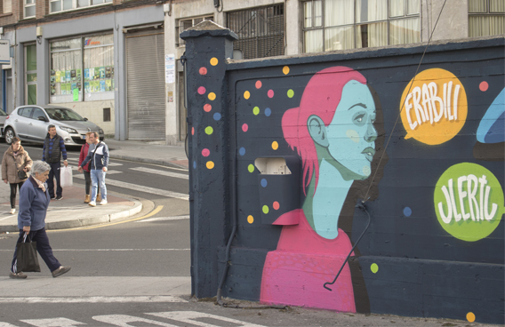 Pintura mural con motivo del Euskaraldia en el que aparece una mujer.